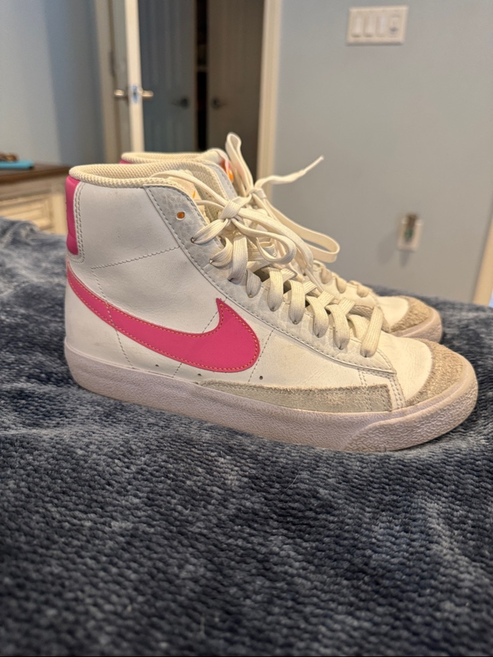 6Y Nike  High-Top Sneakers in White with Pink Swoosh